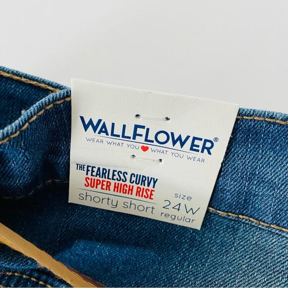 Wallflower | Fearless Curvy Super High Rise Distressed Jean Shorts NWT 24W - Picture 2 of 9
